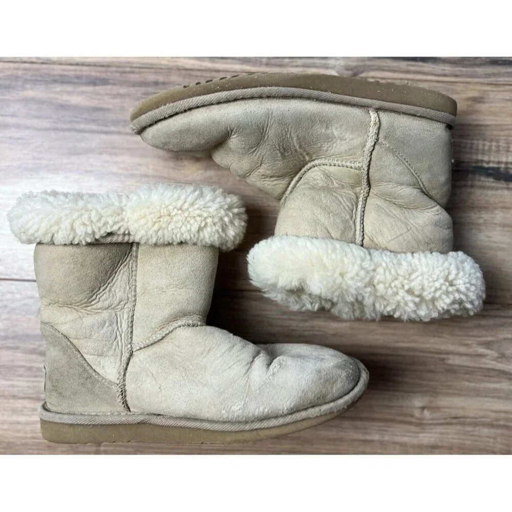 UGG Classic Short Sheepskin Boots Beige Winter Size 6 Women’s